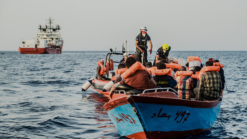HANDOUT - Das Schiff  «Ocean Viking» (hinten) der privaten Organisation SOS Mediterranée sucht nach einem sicheren Hafen zum Anlegen. An Bord seien mehr als 570 geretteten Bootsmigranten, teilte die Organisation am Dienstag mit. Etwas mehr als 180 der in…