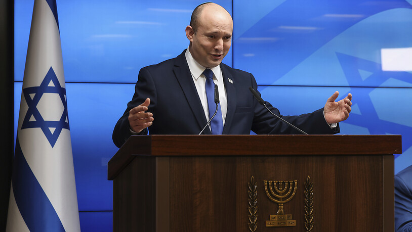 Naftali Bennett, Ministerpräsident von Israel, spricht während einer Pressekonferenz über Wirtschaftsthemen. Foto: Menahem Kahana/Pool AFP/AP/dpa