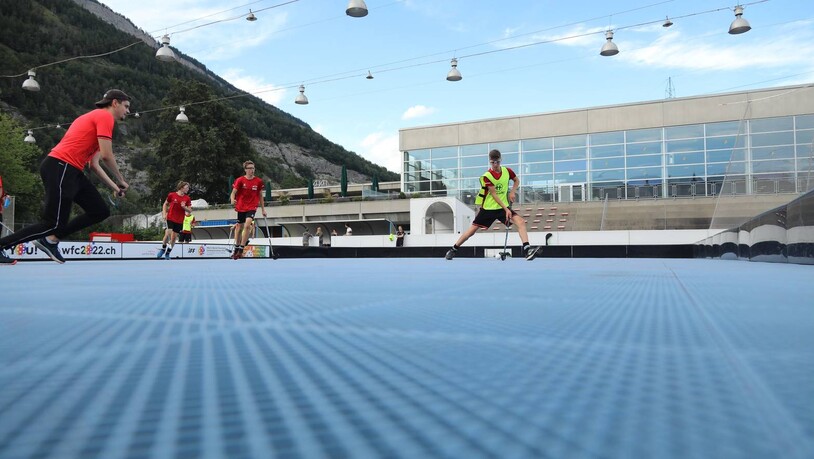 Die U16 von Chur Unihockey testet das Feld.