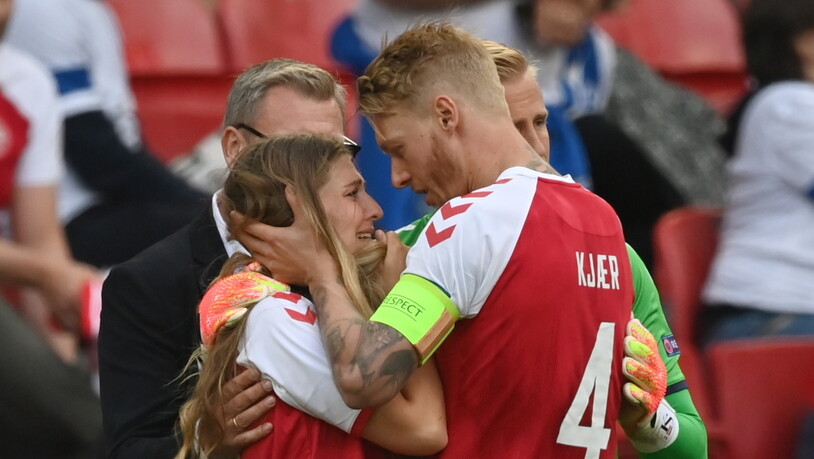 Dieses Bild ging um die Welt: Simon Kjaer tröstet die Freundin von seinem Teamkollegen Christian Eriksen