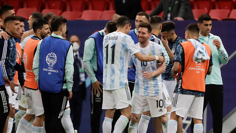 Lionel Messi feiert mit seinen Teamkollegen den Finaleinzug