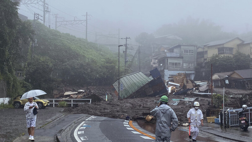 HANDOUT - Eine Straße ist nach starkem Regen mit Schlamm, Geröll und Trümmern bedeckt. Eine enorme Schlammlawine infolge schwerer Regenfälle hat in Japan mehrere Wohnhäuser zerstört. (Aufnahme vom 3.7.2021) Foto: --/Satoru Watanabe/AP/dpa - ACHTUNG: Nur…