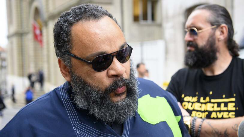 Der französische Komiker Dieudonné während einer Pause der Gerichtsverhandlung am Montag in Genf.