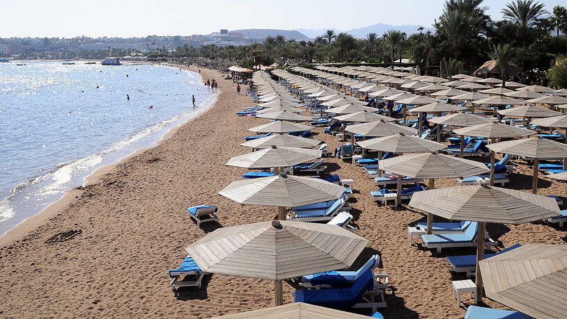 ARCHIV - Ein Strand in Sharm el-Sheikh, Ägypten, am Roten Meer. Ägyptens Badeorte am Roten Meer sind nach Ansicht des dortigen Ministers für Tourismus und Altertümer anderthalb Jahre nach Beginn der Corona-Pandemie wieder sichere Reiseziele. Foto: Namir…