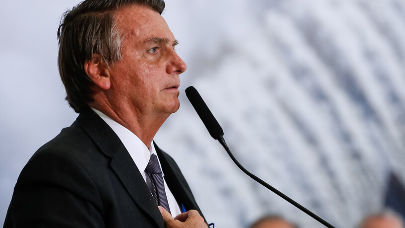 HANDOUT - Der brasilianische Präsident Jair Bolsonaro befindet sich mit Verdacht auf Darmverschluss weiterhin in einem Krankenhaus in São Paulo. Laut offiziellen Angaben habe sich jedoch der Zustand Bolsonaros verbessert. Bolsonaro entwickle sich in…