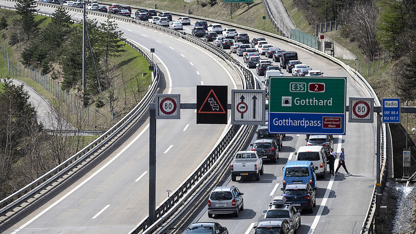 Lange Wartezeiten vor dem Gotthard auch am Montag. (Archivbild)