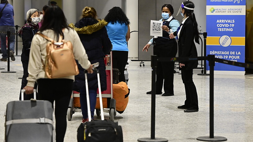 ARCHIV - Reisende kommen im Terminal 3 des Pearson Airport in Toronto an. Foto: Frank Gunn/The Canadian Press via ZUMA/dpa