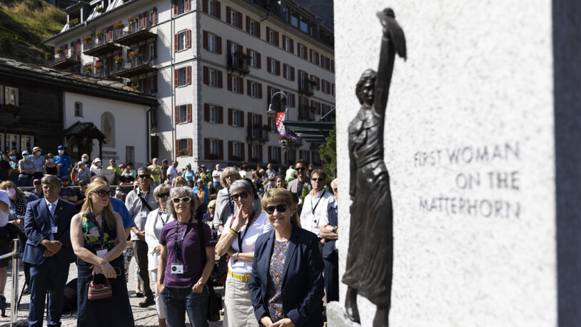 Die Skulptur der britischen Alpinismus-Pionierin Lucy Walker auf dem Dorfplatz von Zermatt.