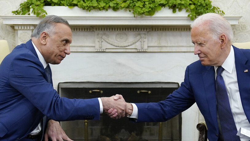 Joe Biden (r), Präsident der USA, schüttelt die Hand des irakischen Ministerpräsidenten Mustafa al-Kasimi im Oval Office des Weißen Hauses in Washington. Foto: Susan Walsh/AP/dpa