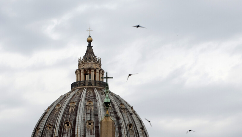 Wolken stehen am Himmel über dem Petersdom im Vatikan. Foto: Riccardo De Luca/AP/dpa