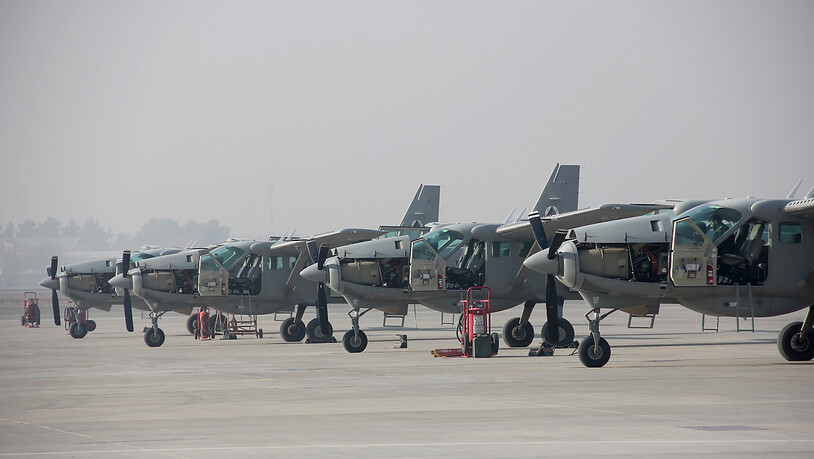 ARCHIV - Flugzeuge vom Typ Cessna 208 stehen auf dem Flugfeld in der afghanischen Hauptstadt Kabul. Laut eines Berichts des US-Generalinspektors für den Wiederaufbau in Afghanistan wird die für den Kampf gegen die Taliban wichtige afghanische Luftwaffe…
