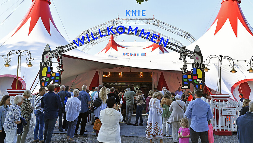 Einlass gab es wegen der Corona-Pandemie nur für Geimpfte, Genesene oder Getestete: Premiere des Circus Knie in Rapperswil SG am Donnerstagabend.