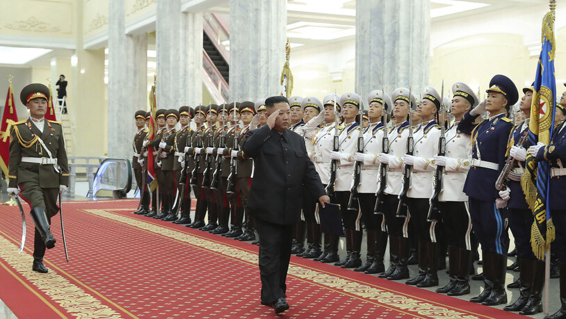 HANDOUT - Auf diesem von der nordkoreanischen Regierung zur Verfügung gestellten Foto zeigt Kim Jong Un (vorne,M), Machthaber von Nordkorea, inmitten von Befehlshaber der Streitkräfte. Foto: Uncredited/KCNA via KNS/dpa - ACHTUNG: Nur zur redaktionellen…