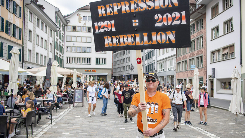 "Rebellion" gegen Corona-Massnahmen: Teilnehmer vor der Demonstration in Luzern.