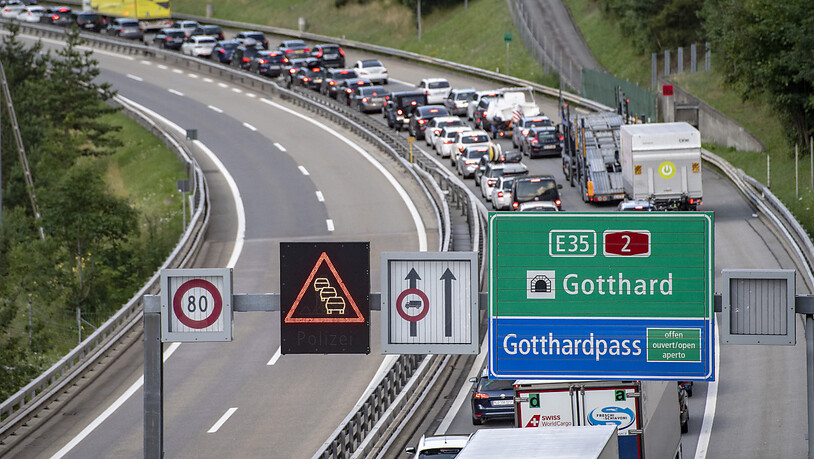 Vor beiden Portalen des Gotthardstrassentunnels staute sich am Montag erneut der Verkehr. (Archivaufnahme)