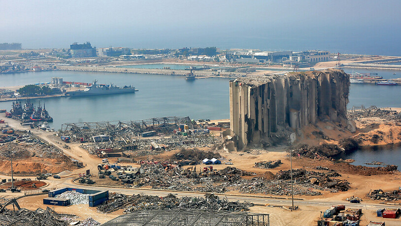 ARCHIV - Die Trümmer eines Getreidesilos (r) sind am Hafen zu sehen. Bei der verheerenden Detonation am 04.08.2020 kamen mehr als 190 Menschen ums Leben, mehr als 6000 wurden verletzt. Foto: Marwan Naamani/dpa