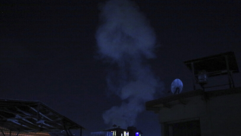 Rauch steigt nach einer starken Explosion in der afghanischen Hauptstadt Kabul auf. Das Innenministerium bestätigte die Explosion im Stadtteil Scherpur im Zentrum der Stadt, in der hochrangige Regierungsbeamte leben. Foto: Rahmat Gul/AP/dpa Foto: Rahmat…