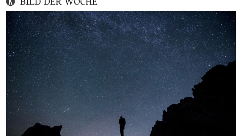 Nächste Woche ist es wieder soweit: Zusätzlich zu den Sternen erhellt der Perseidenschauer den Nachthimmel, hier 2015 über der Drusenfluh links und der Sulzfluh in St. Antönien GR (Archivbild).