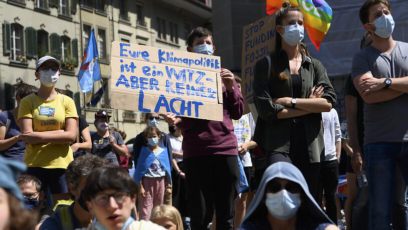 Aktivistinnen und Aktivisten protestieren gegen die Klimapolitik in der Schweiz