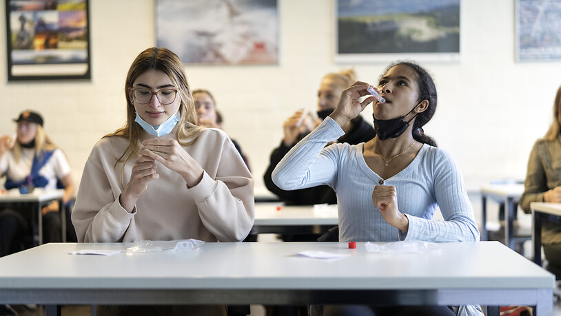 Schülerinnen testen sich auf das Coronavirus. Der oberste Schweizer Schulleiter Thomas Minder lehnt die vom Bund geforderten regelmässigen Massentests an Schulen ab. (Themenbild)