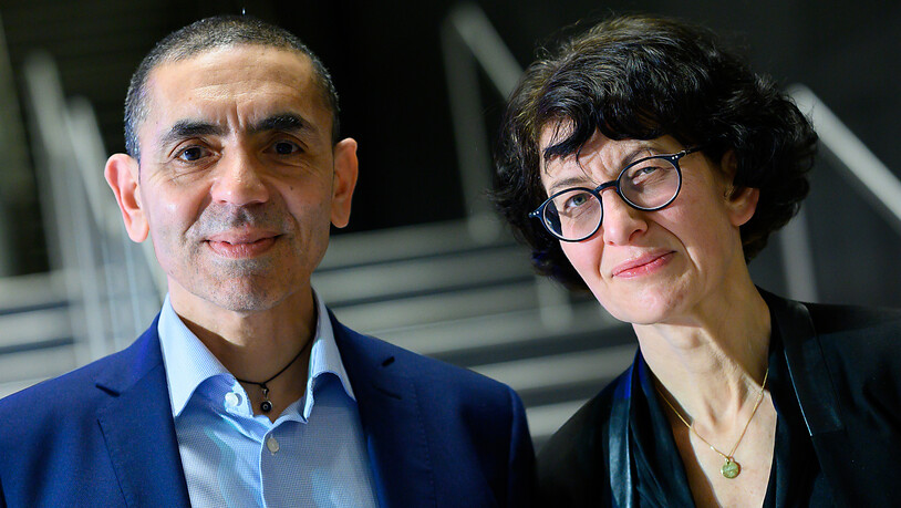 ARCHIV - Ugur Sahin und seine Frau Özlem Türeci, die Gründer des Mainzer Corona-Impfstoff-Entwicklers Biontech, stehen am Ende einer im Internet übertragenen Preisverleihung des Axel Springer Awards an das Forscherehepaar zusammen. Jetzt ist ein Buch…