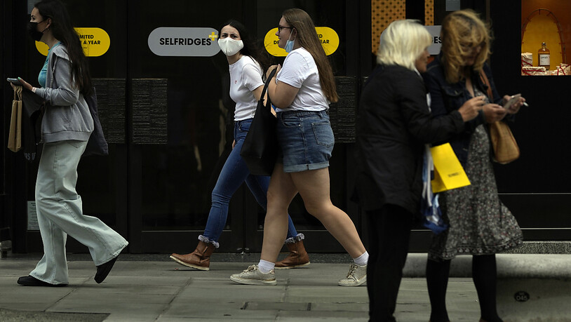 Passantinnen in London. Foto: Alastair Grant/AP/dpa