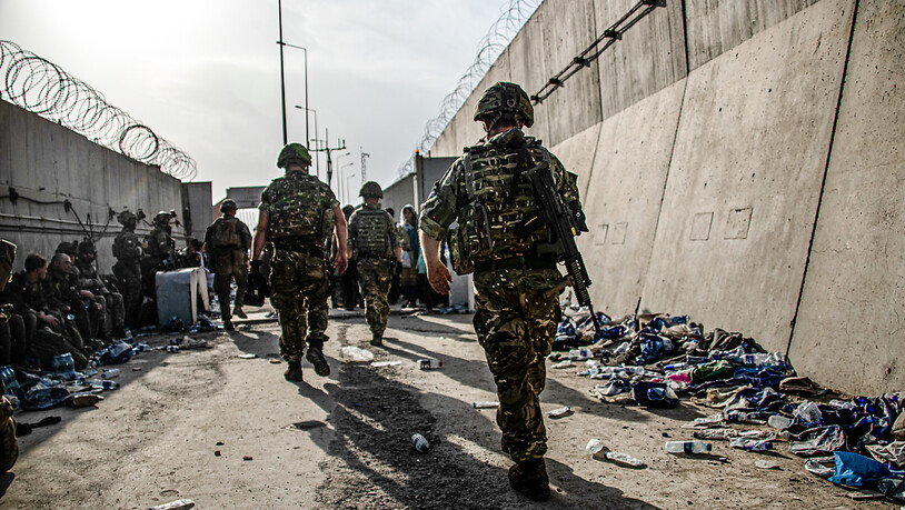 HANDOUT - Britische Streitkräfte am Flughafen von Kabul. Foto: Lphot Ben Shread/Mod/PA Media/dpa - ACHTUNG: Nur zur redaktionellen Verwendung im Zusammenhang mit der aktuellen Berichterstattung und nur mit vollständiger Nennung des vorstehenden Credits