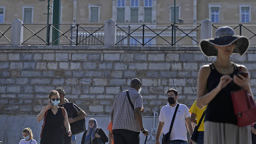 Einige Pendler verlassen die Metrostation Syntagma, Athen. In Griechenland müssen ungeimpfte Bürger ihre Corona-Tests vom 13. September an selbst zahlen. Foto: Thanassis Stavrakis/AP/dpa
