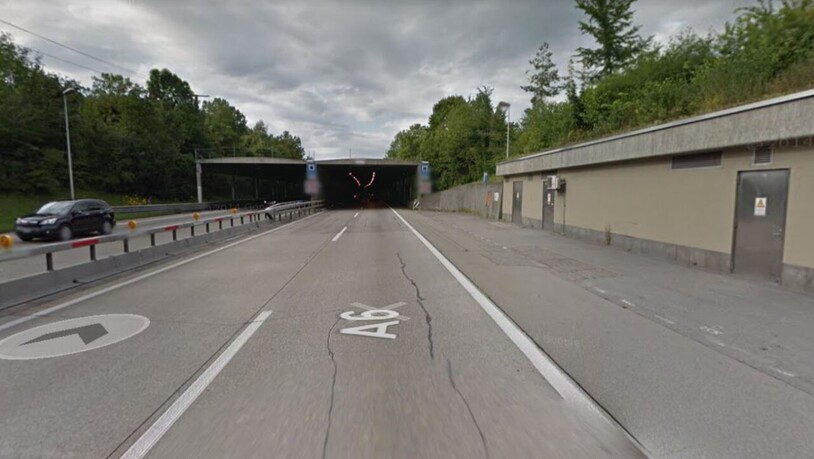 Beim Portal des Thuner Allmendtunnels ist am Dienstagabend ein Autofahrer gegen die Stützmauer geprallt.
