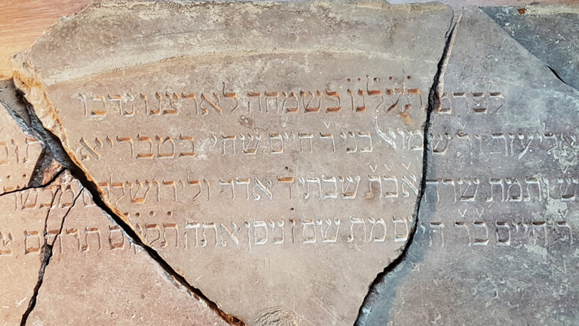 ARCHIV - Hebräische Inschriften, die 2019 von litauischen und israelischen Archäologen bei Ausgrabungen an der einstigen Großen Synagoge von Vilnius entdeckt worden sind. Nun haben Archäologen zentrale Teile des aus dem 17. Jahrhundert stammenden…