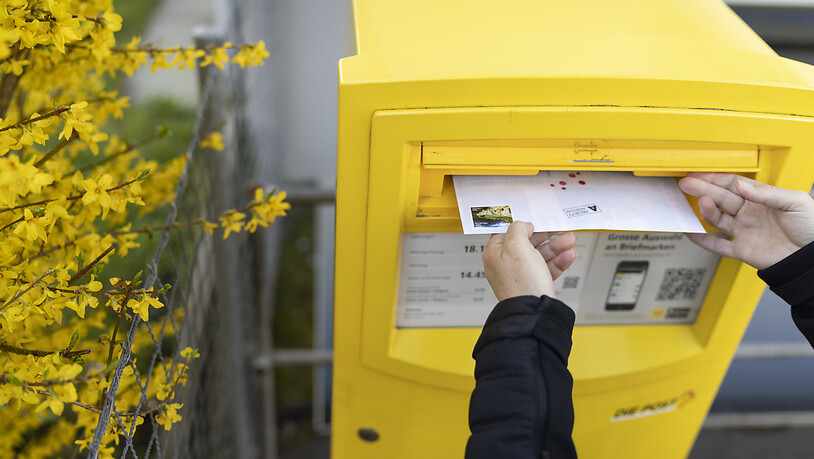 Das Halbjahresergebnis der Schweizerischen Post ist besser ausgefallen 
als im Vorjahresvergleich. Die Preise für Briefe werden ab 2022 erhöht, Paketpreise bleiben gleich. (Archivbild)