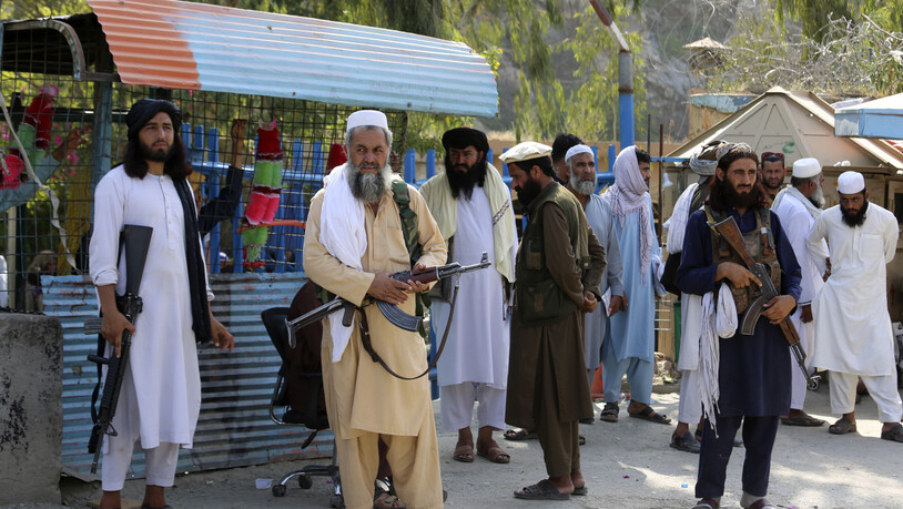 Kämpfer der Taliban stehen Wache an einem Grenzübergang. Laut Bericht der UN-Agentur zur Koordinierung humanitärer Hilfe (OCHA)am Mittwochabend ist die Sicherheitslage in Afghanistan seit der Machtübernahme der militant-islamistischen Taliban weitgehend…