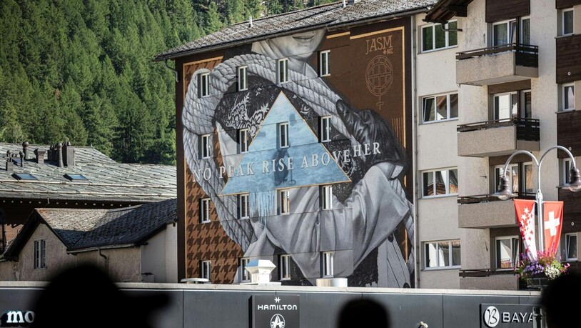Das Fresko in der Nähe des Bahnhofs in Zermatt.