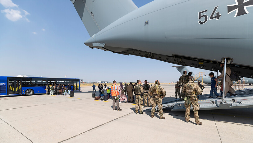 HANDOUT - Die Bundeswehr ist am Donnerstag nach der Explosion am Kabuler Flughafen mit den letzten geplanten Evakuierungsflügen zur Rettung von Deutschen und einheimischen Mitarbeitern aus Afghanistan gestartet. Foto: Marc Tessensohn/Bundeswehr/dpa -…
