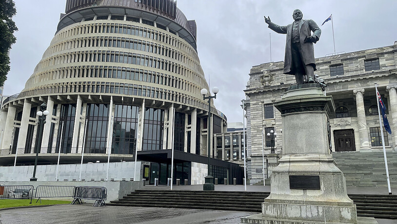 Blick auf das Parlamentsgebäude im Geschäftsviertel von Wellington. Neuseeland verlängert wegen Dutzender neuer Corona-Fälle den landesweiten Lockdown um weitere vier Tage. Foto: Nick Perry/AP/dpa