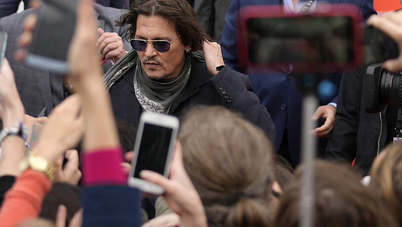 Johnny Depp (M,l), Schauspieler, Produzent und Musiker aus den USA, kommt zu dem 55. Internationalen Karlsbader Filmfestival an, um seinen Film "Crock of Gold" vorzustellen. Foto: Petr David Josek/AP/dpa
