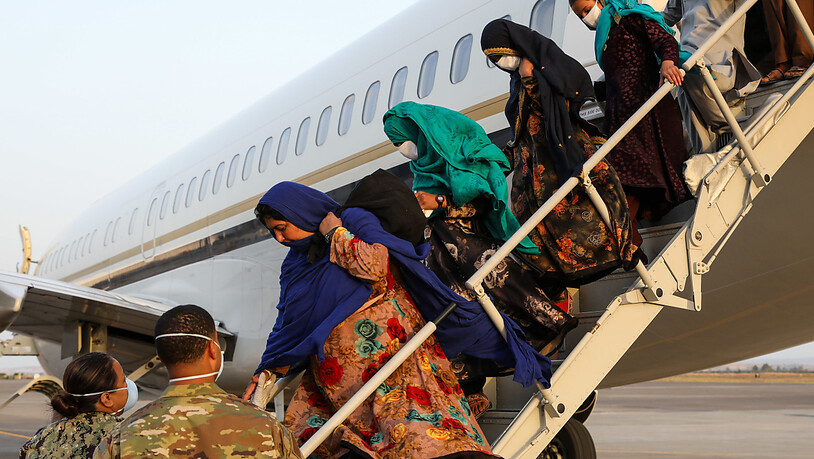 HANDOUT - Mitglieder des US-Militärs helfen afghanischen Familien bei der Ankunft auf der Naval Air Station Sigonella (NAS) aus dem Flugzeug. Foto: Mc2 Claire Dubois/U.S. Navy/Zuma Press/dpa - ACHTUNG: Nur zur redaktionellen Verwendung und nur mit…