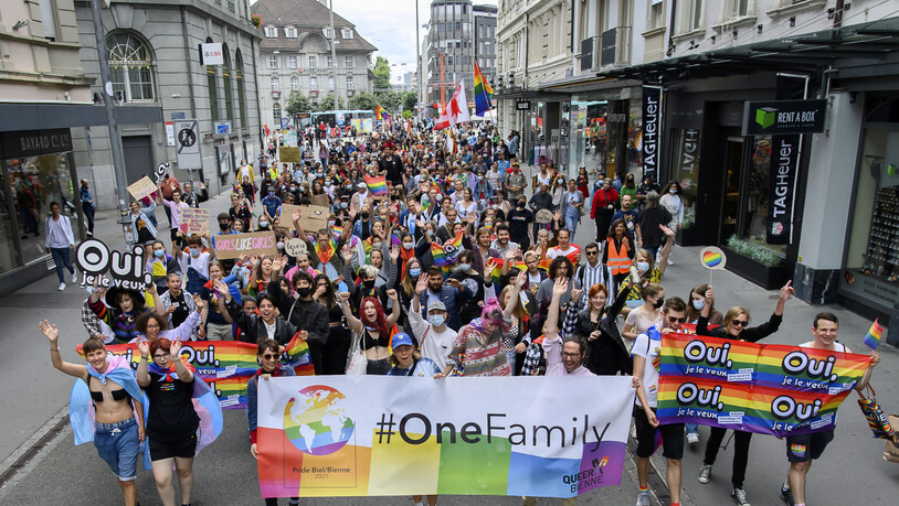 Teilnehmende der Pride marschierten am Samstag durch Biel und warben dabei für ein Ja zur "Ehe für alle".