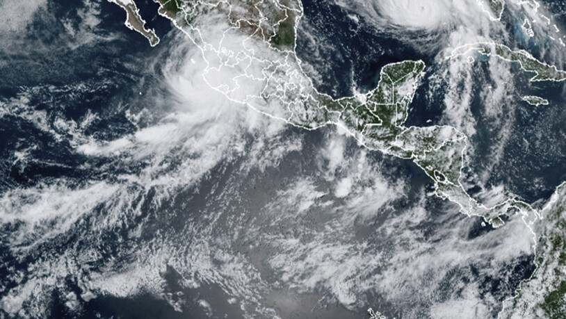 HANDOUT - Dieses von der National Oceanic and Atmospheric Administration (NOAA) zur Verfügung gestellte Bild zeigt die Unwettersysteme Hurrikan «Nora» (oben, l) und Hurrikan «Ida» (oben, r) über dem nordamerikanischen Kontinent. Foto: Uncredited/NOAA/AP…