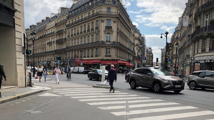 Auf einer Straße im Zentrum von Paris gilt Tempo 30. Ab dem 30. August 2021 wird diese Geschwindigkeitsbegrenzung in der französischen Hauptstadt großflächig eingeführt. Foto: Michael Evers/dpa