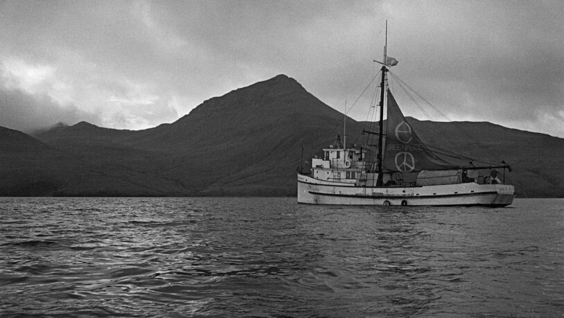 ARCHIV - Phyllis Cormack ist hier kurz vor Akutan Island in Alaska auf dem Weg nach Amchitka zu sehen. Dies ist eine fotografische Aufzeichnung von Robert Keziere von der allerersten Greenpeace-Reise, die am 15. September 1971 von Vancouver aus startete…