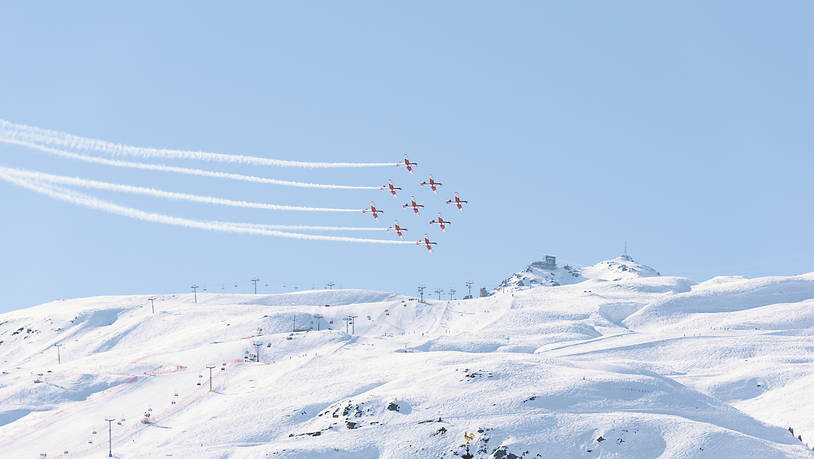 Das Team der PC-7-Kunstflugstaffel bei einer Vorführung in St. Moritz im März 2016.