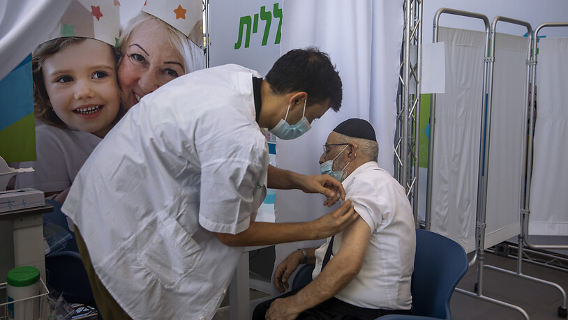 ARCHIV - Während die Infektionszahlen in Israel ein neues Rekordhoch erreichen, geht die Impfkampagne gegen das Coronavirus weiter. Foto: Oded Balilty/AP/dpa