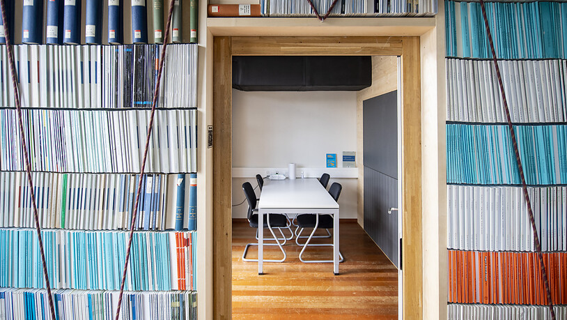 Alte Bücher fungieren in der neuen "Sprint"-Einheit im "Nest"-Gebäude als Trennwand.