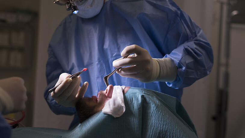Ein Chirurg entnimmt einem Patienten Knorpelzellen aus der Nase. (Pressebild)