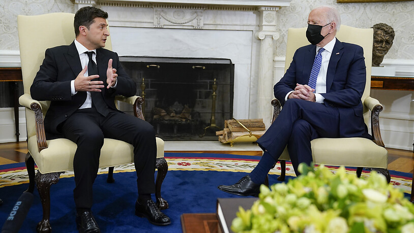 Joe Biden (r), Präsident der USA, hört Wolodymyr Oleksandrowytsch Selenskyj, Präsident der Ukraine, während eines Gespräches im Oval Office zu. Foto: Evan Vucci/AP/dpa