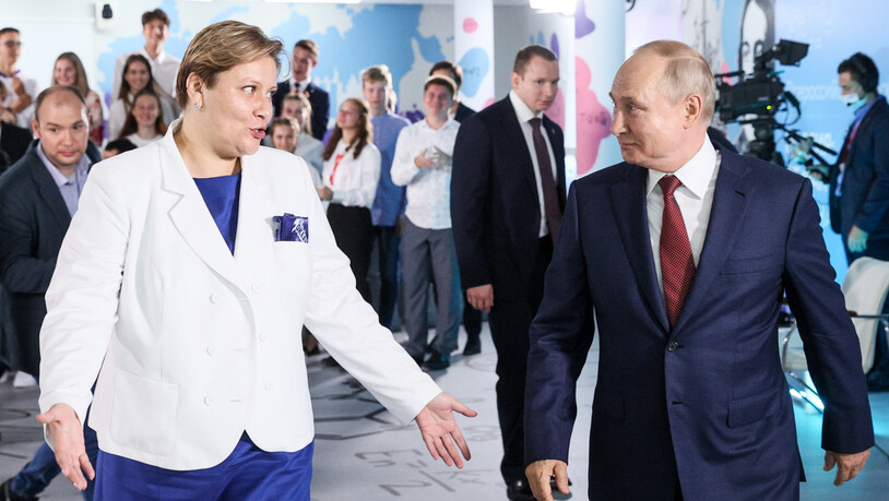 Wladimir Putin (r), Präsident von Russland, hat bei einer Gesprächsrunde mit Kindern in Geschichte gepatzt und sich von einem Schüler berichtigen lassen. Foto: Sergei Bobylev/TASS/dpa