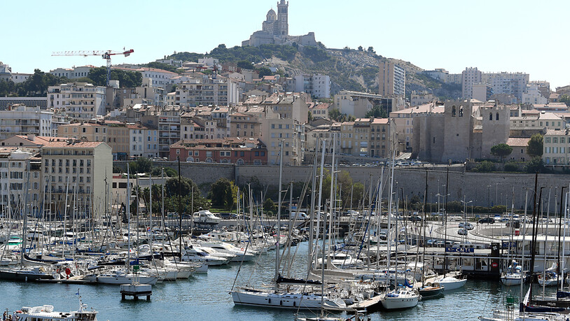 ARCHIV - Zahlreiche Boote liegen im alten Hafen ("Vieux Port") vor Anker. Er ist der älteste Hafen Marseilles und historisches und kulturelles Zentrum der Stadt. Frankreichs Präsident Macron will Marseille finanziell unterstützen. Foto: Arne Dedert/dpa