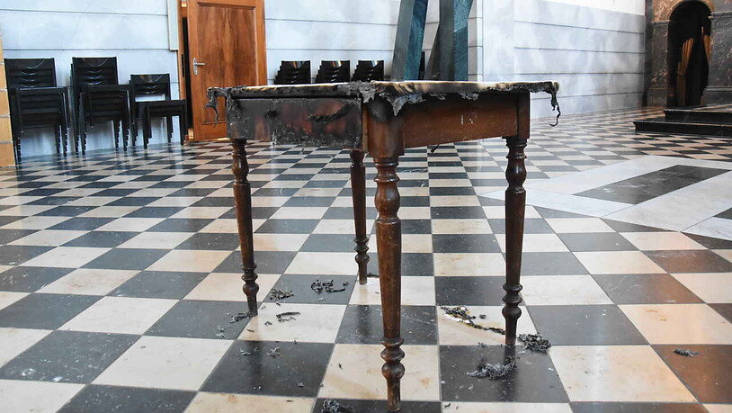 Unbekannte Täter haben in der katholischen Kirche in Gossau Gegenstände in Brand gesetzt.