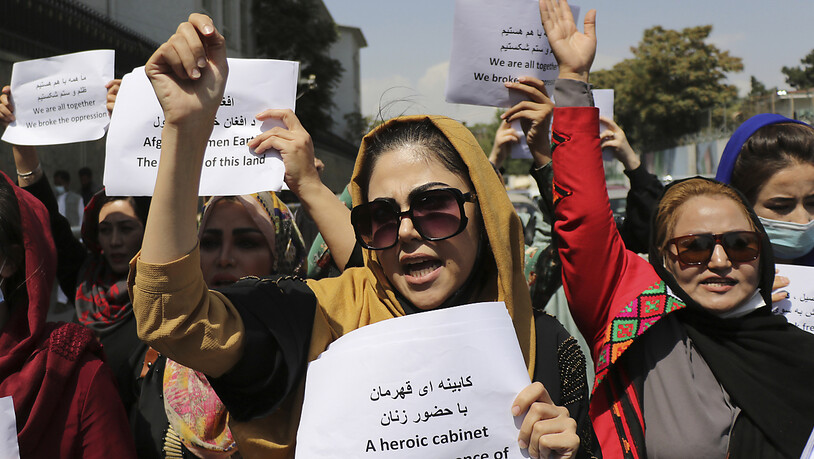 dpatopbilder - Frauen versammeln sich zu einer Demonstration, um ihre Rechte unter der Taliban-Herrschaft einzufordern. Foto: Wali Sabawoon/AP/dpa